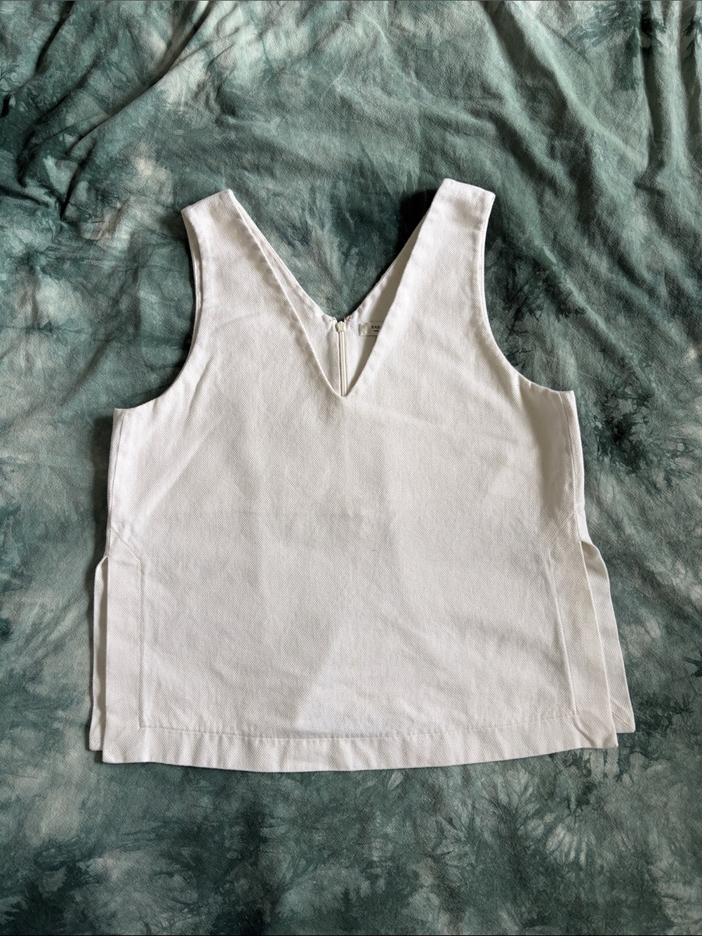 Aritzia Babaton White V-Neck Sleeveless Top - M